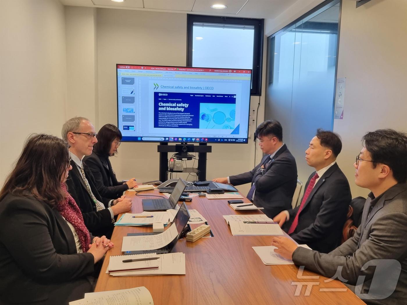 24일(현지시각) 프랑스 파리에서 열린 한국환경공단-경제협력개발기구(OECD) 간 환경 및 경제분야 협력을 위한 회담이 열리고 있다. (사진제공=한국환경공단)
