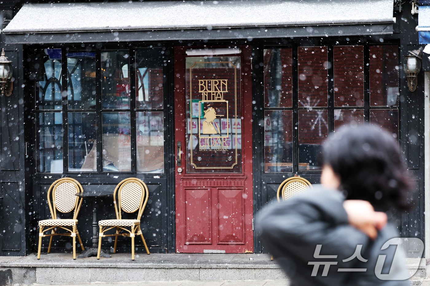 눈이 내린 31일 오전 서울 용산구 경리단길에서 외국인이 발걸음을 재촉하고 있다. 2025.1.31/뉴스1 ⓒ News1 황기선 기자