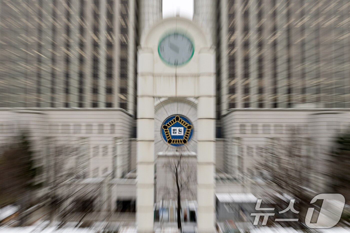 현직 대통령으로는 처음 구속기소 된 윤석열 대통령에 대한 형사 재판 절차가 설 연휴 직후 재판부 배당을 시작으로 본격화할 전망이다. 법조계에 따르면 서울중앙지방법원은 이르면 31일 내란 우두머리 혐의로 구속기소 된 윤 대통령 사건의 재판부를 배당할 예정이다. 사진은 31일 서울 서초구 서울중앙지방법원. 2025.1.31/뉴스1 ⓒ News1 이승배 기자