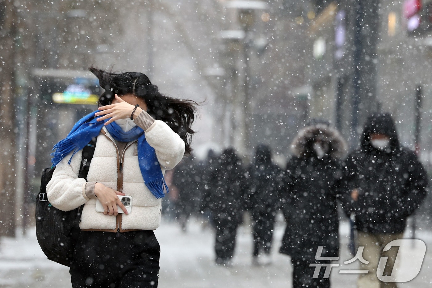 31일 오후 서울 종각역 인근에 눈이 내려 시민들이 눈을 피하고 있다. 기상청은 이날 서울을 포함한 수도권과 강원, 충북 북부에 최대 5cm의 눈이 내려 쌓일 것으로 예보했다. 2025.1.31/뉴스1 ⓒ News1 신웅수 기자