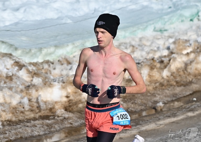 '2025 WINTER RUN IN 평창 알몸 마라톤대회'가 오는 2월 1일 강원 평창군 대관령면 송천의 대관령눈꽃축제장에서 열리는 가운데, 작년 대회의 한 참가자 모습. (평창군 제공) 2025.1.31/뉴스1