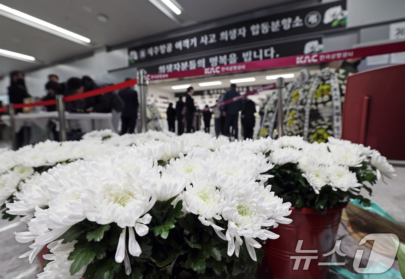 무안 제주항공 여객기 참사 국가애도기간 마지막 날인 4일 오후 전남 무안국제공항에서 마련된 합동분향소에 조문객들의 발길이 줄을 잇고 있다. 2025.1.4/뉴스1 ⓒ News1 오대일 기자