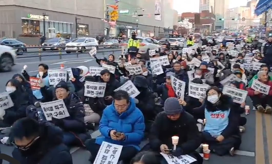 4일 천안 고속터미널 앞에서 열린 윤석열 퇴진 집회에서 시민들이 즉각 파면과 구속을 요구하고 있다.