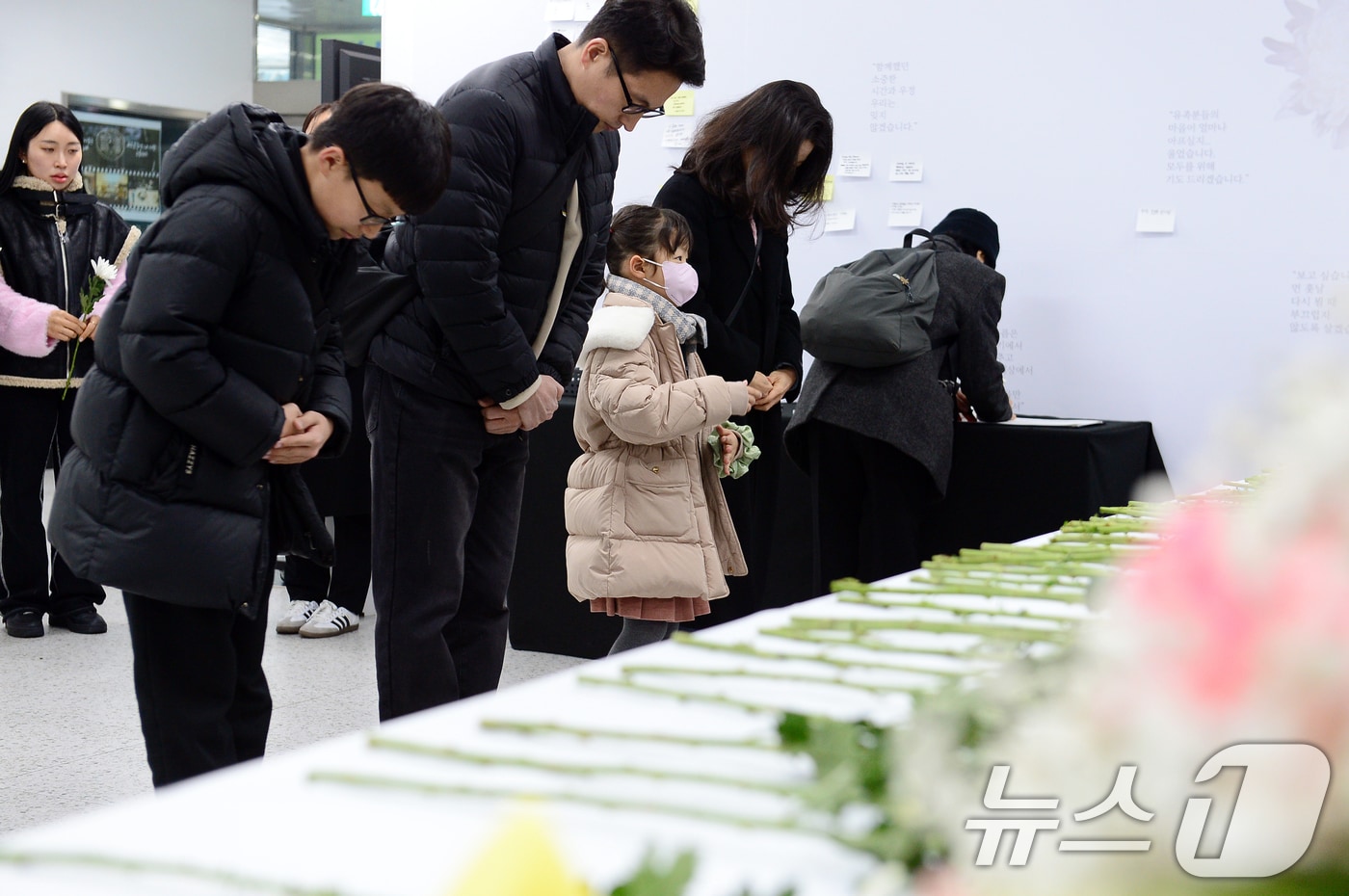 5일 광주 동구 전일빌딩245에 마련된 무안공항 제주항공 여객기 참사 희생자 합동 분향소에서 방문객들이 추모하는 모습. ⓒ News1 이승현 기자