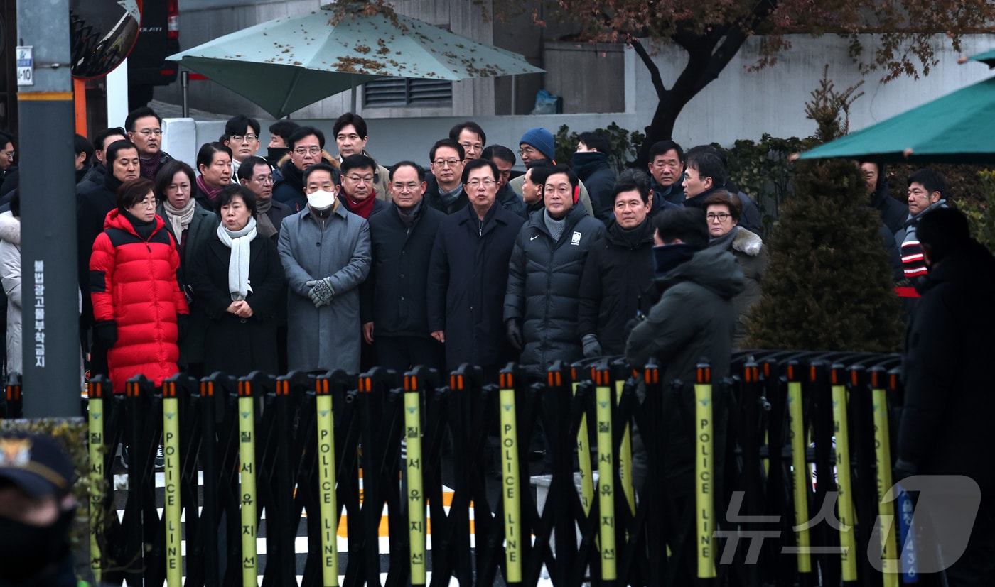 윤석열 대통령 체포영장 유효기간 마지막날인 6일 서울 용산구 윤석열 대통령 관저 앞에 국민의힘 의원들이 집결해 있다. 2025.1.2/뉴스1 ⓒ News1 박세연 기자