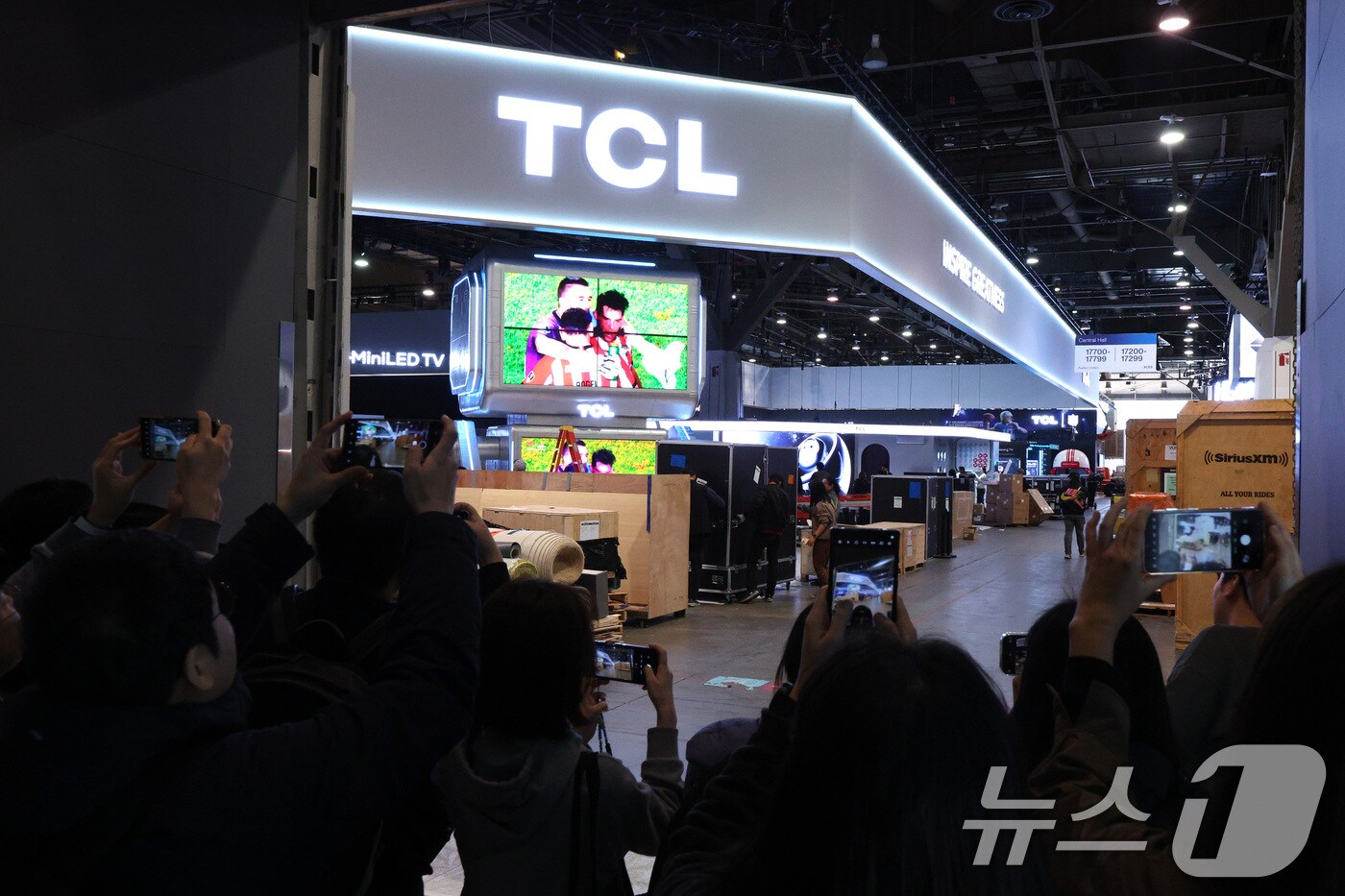 세계 최대 IT&#40;정보기술&#41;·가전 전시회 &#39;CES 2025&#39; 개막을 이틀 앞둔 5일&#40;현지시간&#41; 미국 네바다주 라스베이거스 컨벤션센터&#40;LVCC&#41;에서 한국 취재진이 중국 TCL 부스를 살펴보고 있다. 2025.1.6/뉴스1 ⓒ News1 신웅수 기자