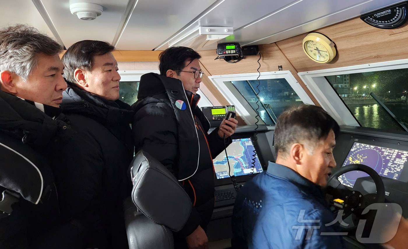 김광열 경북 영덕군수(왼쪽 세번째)가 강구항에서 어업지도선인 영덕 누리호를 타고 조업 현장을 점검하기 위해 출항하고 있다. (영덕군제공) 2025.1.6/뉴스1