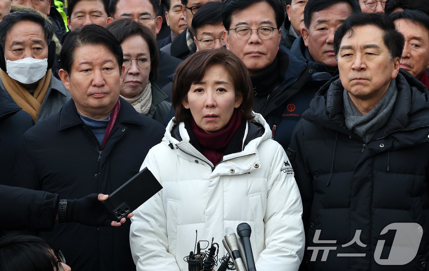 나경원 국민의힘 의원을 비롯한 여당 의원들이 6일 서울 용산구 윤석열 대통령 관저 앞에서 입장을 밝히고 있다.  사진 왼쪽이 권영진 의원. 2025.1.6/뉴스1 ⓒ News1 박세연 기자