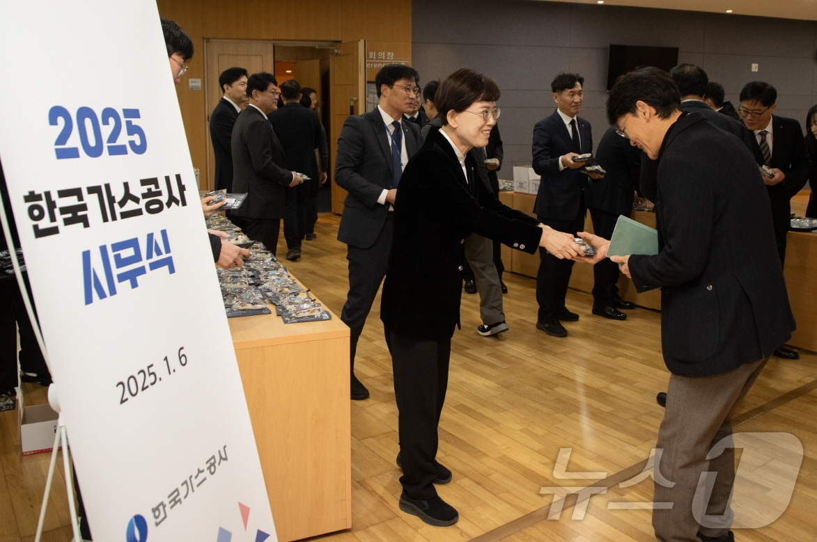 한국가스공사 최연혜 사장이 6일 대구본사에서 열린 2025년 시무식에서 직원들을 격려하고 있다. &#40;한국가스공사 제공&#41; /2025.1.6/