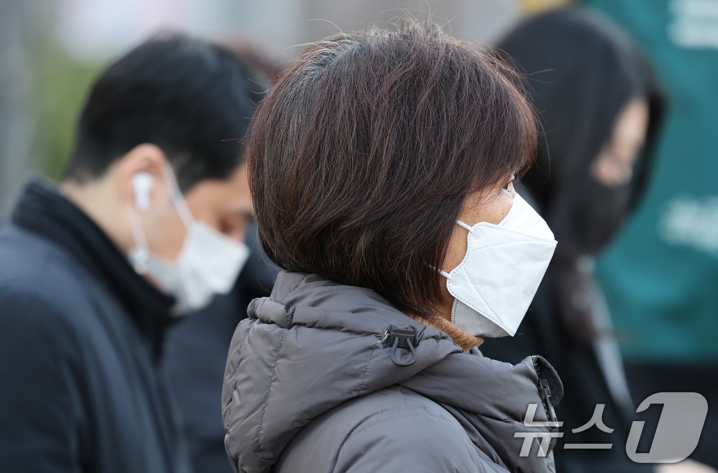 최근 독감(인플루엔자) 유행이 급격하게 확산하고 있는 가운데 7일 오전 서울 종로구 광화문네거리에서 시민들이 마스크를 쓴 채 발걸음을 옮기고 있다. 2025.1.7/뉴스1 ⓒ News1 임세영 기자
