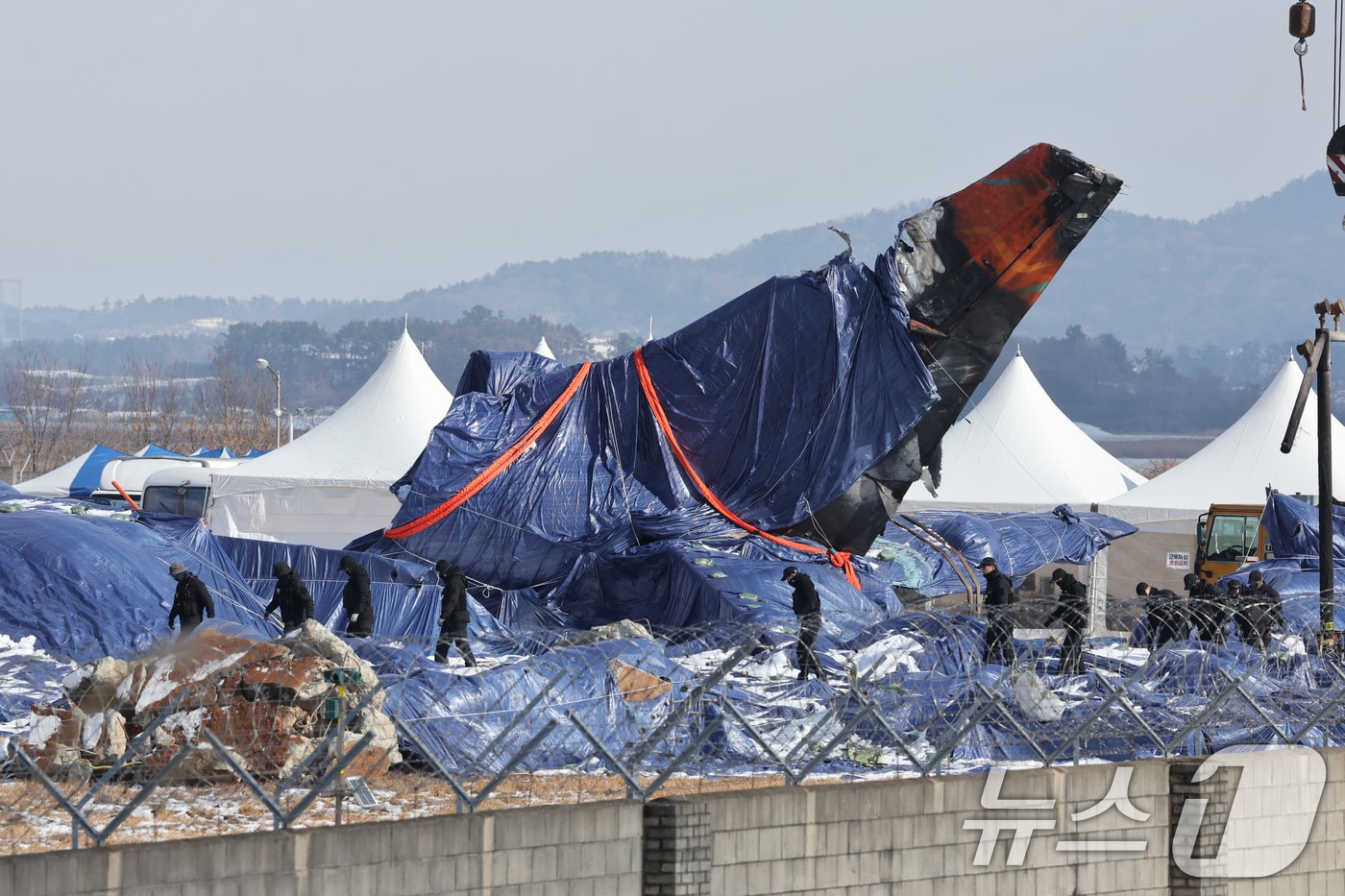 7일 오후 전남 무안국제공항 참사 현장에서 경찰과 군인들이 수색 작업을 펼치고 있다. 2025.1.7/뉴스1 ⓒ News1 김태성 기자