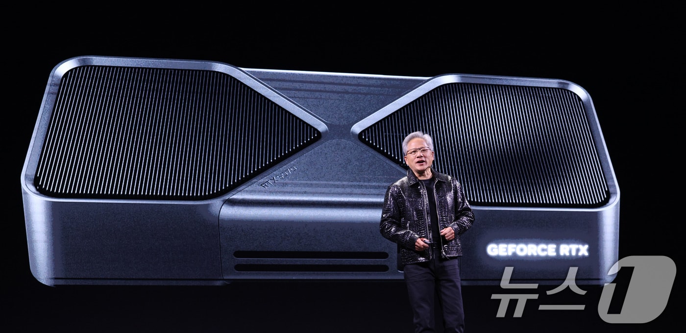 젠슨 황 엔비디아 최고경영자(CEO)가 세계 최대 IT(정보기술)·가전 전시회 'CES 2025' 개막을 하루 앞둔 6일(현지시간) 미국 네바다주 라스베이거스 만달레이베이 컨벤션센터에서 가진 기조연설에서 최신 인공지능(AI) 가속기 '블랙웰(Blackwell)'을 탑재한 지포스 RTX 50 시리즈 그래픽 카드를 공개하고 있다. 2025.1.6/뉴스1 ⓒ News1 신웅수 기자