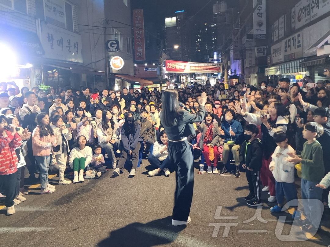 부산 부산진문화재단 찾아가는 예술마차의 일환으로 개최된 &#39;빛나는 연지 야시장&#39; 축제가 진행되고 있다.&#40;부산진구 제공&#41;