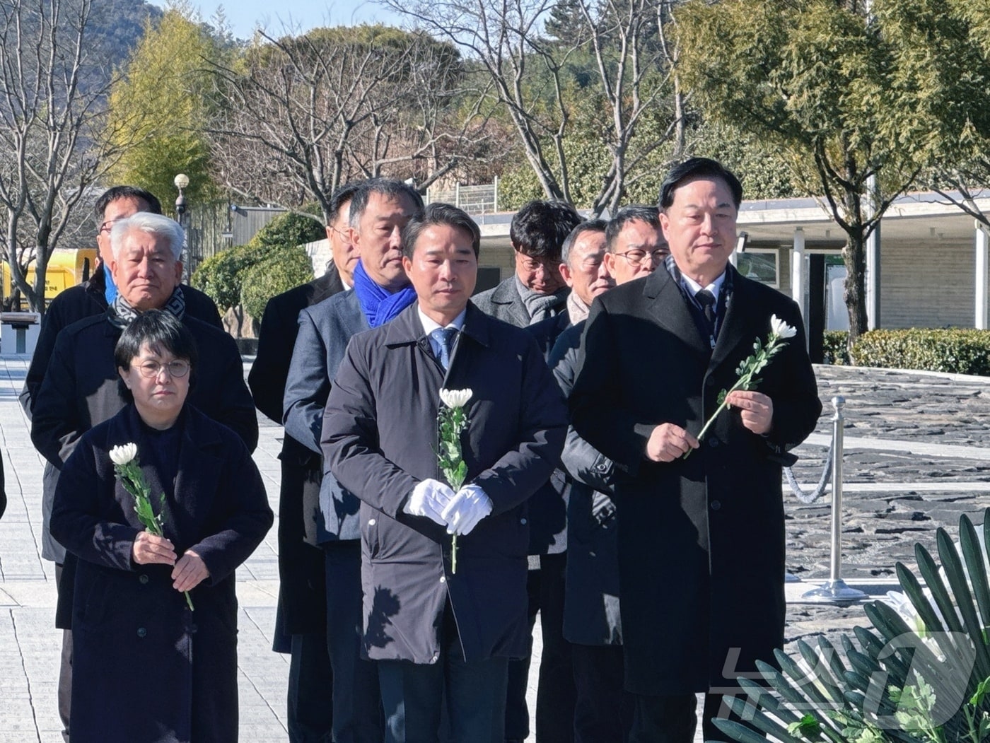 민주당 경남도당이 7일 오전 김해 진영읍 봉하마을 노무현 전 대통령 묘역을 찾아 참배하고 있다.&#40;민주당 경남도당 제공&#41;