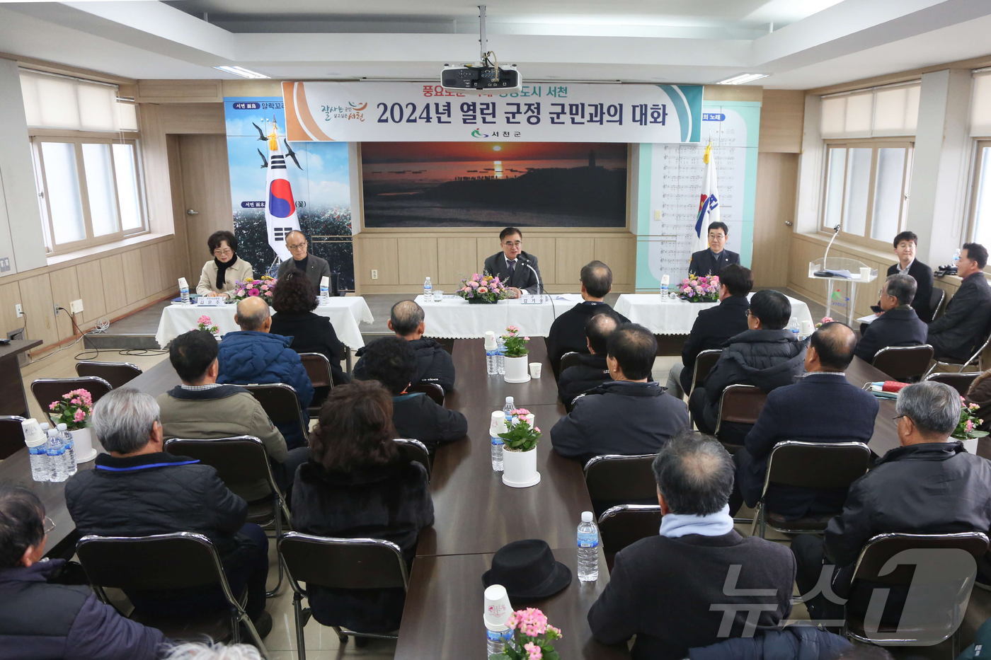 김기웅 서천군수가 ‘열린 군정 군민과의 대화’를 하고 있다.&#40;서천군 제공&#41;/뉴스1