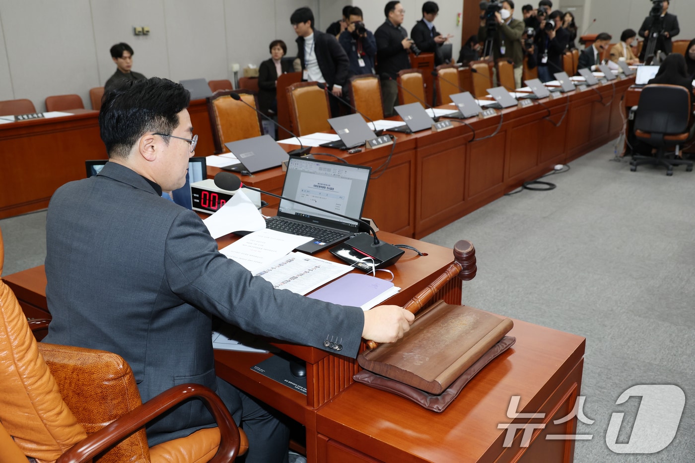 박찬대 국회 운영위원장이 8일 오전 서울 여의도 국회에서 열린 '12·3 계엄 사태' 관련 현안 질의를 위한 운영위원회 전체회의에서 의사봉을 두드리고 있다. 이날 국민의힘 의원들과 현안 질의 증인으로 채택된 대통령실 참모들이 운영위 전체회의에 불참해 자리가 비어있다. 2025.1.8/뉴스1 ⓒ News1 이광호 기자