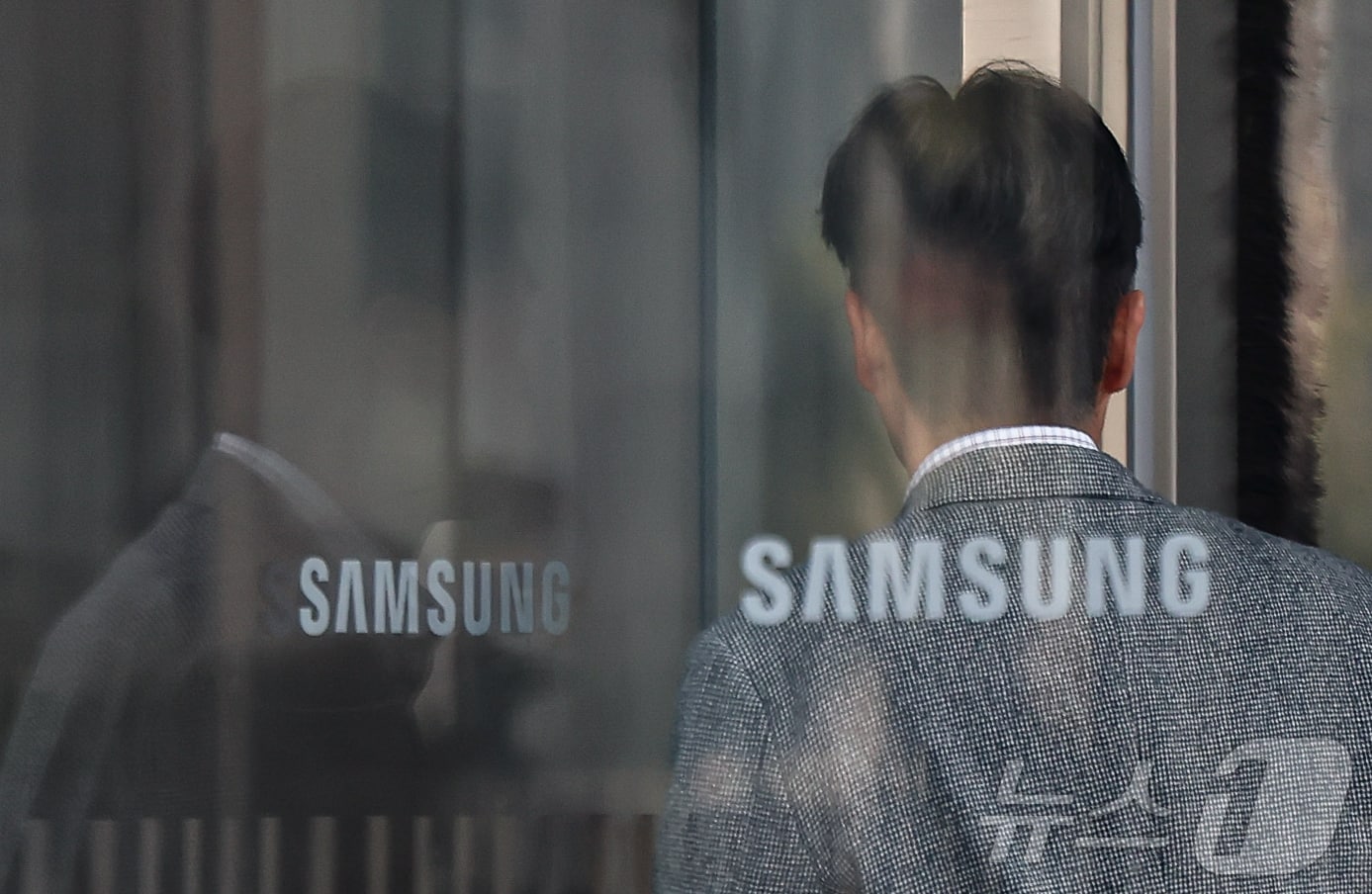 삼성전자가 지난해 4분기 시장 전망치를 밑도는 6조원대 영업이익을 냈다. 서울서초구 삼성전자 서초사옥. 2025.1.8/뉴스1 ⓒ News1 김도우 기자