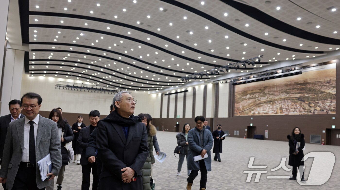 유인촌 문화체육관광부 장관이 8일 2025년 아시아태평양경제협력체&#40;APEC·에이펙&#41; 정상회의 관련 준비 상황을 점검하고 있다. /뉴스1 DB