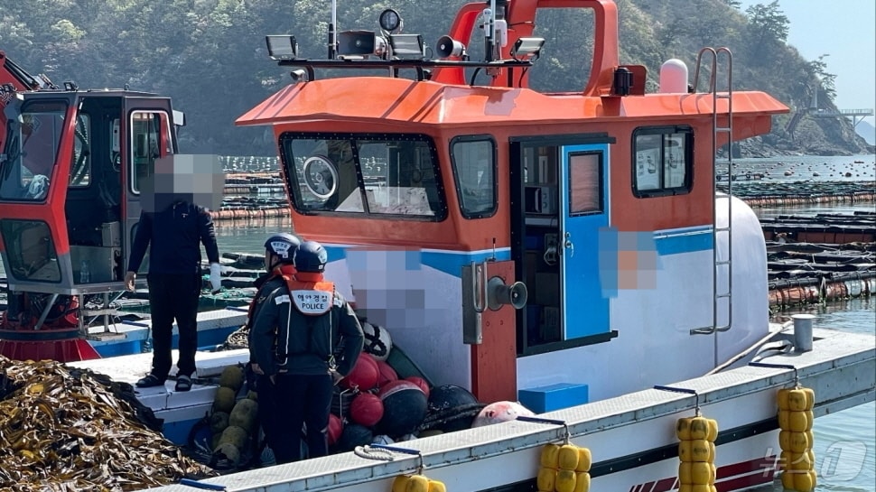 풍랑주의보가 발효된 지난 7일 전남 해남 하마도 인근 해상 양식장에서 조업한 어선을 해경이 적발한 모습.&#40;완도해경 제공&#41;2025.1.8/뉴스1