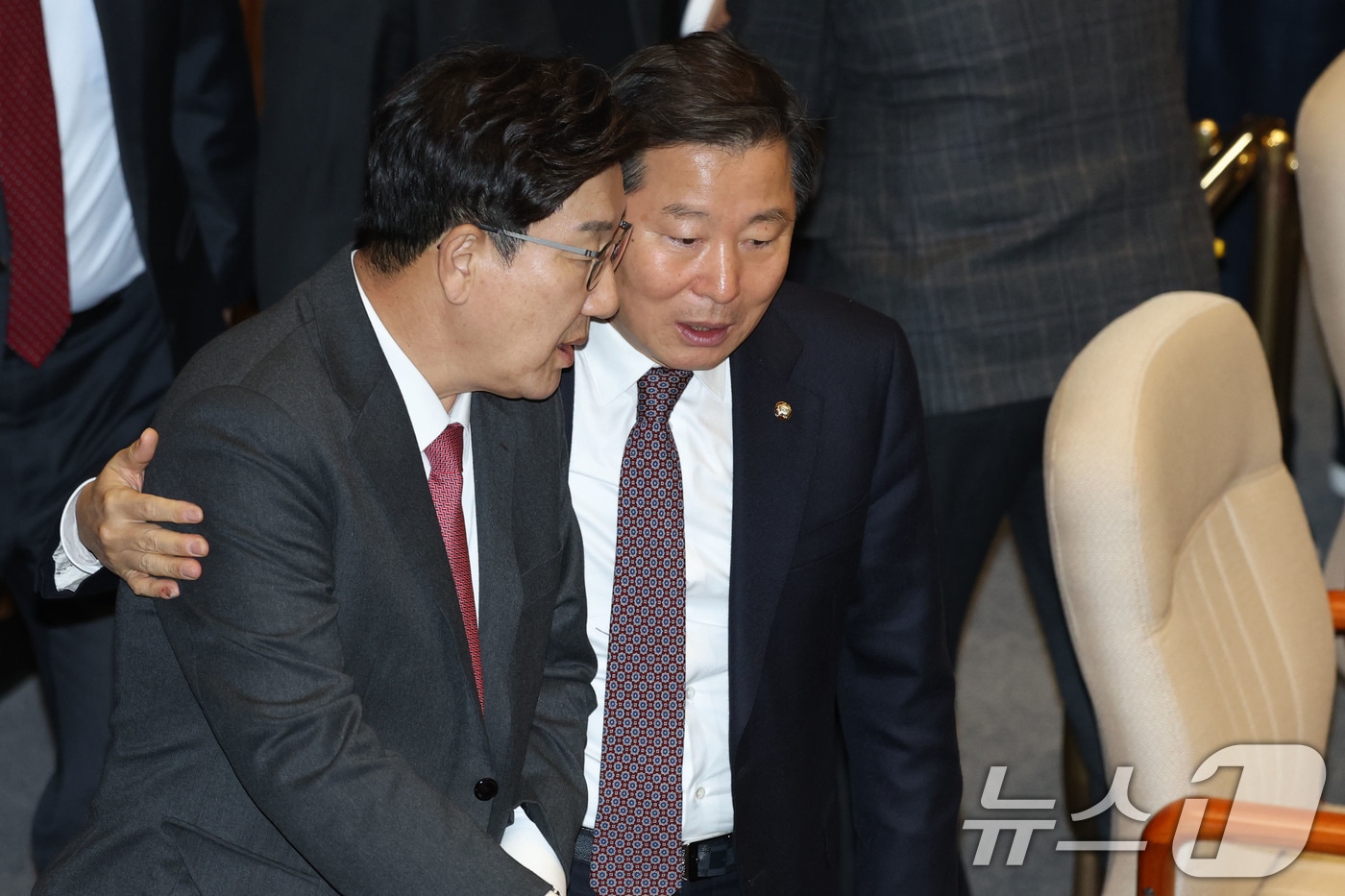 권성동 국민의힘 의원과 이철규 의원이 지난 1월 8일 오후 서울 여의도 국회에서 열린 본회의에서 이야기 하고 있는 모습.  2025.1.8/뉴스1 ⓒ News1 이광호 기자