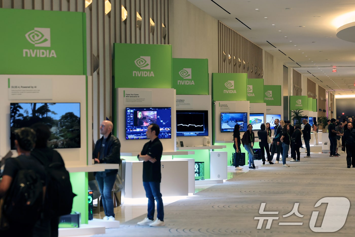 세계 최대 가전·정보기술(IT) 전시회 CES 2025 개막일인 7일(현지시간) 젠슨 황 엔비디아 최고경영자(CEO) 글로벌 기자간담회가 열린 미국 네바다주 라스베이거스 퐁텐블루 호텔에 마련된 엔비디아 전시관에서 관람객들이 부스를 살펴보고 있다. (공동취재) 2025.1.8/뉴스1 ⓒ News1 신웅수 기자