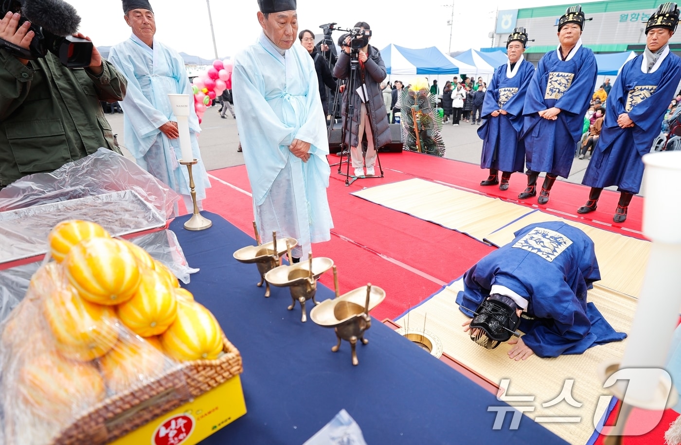 이병환 경북 성주군수가 지난해 1월8일 열린 참외 첫 출하 및 조수입 7000억원 기원 행사’에서 헌과의식을 하고 있다.(성주군 제공) 2025.1.8/뉴스1 ⓒ News1 정우용 기자