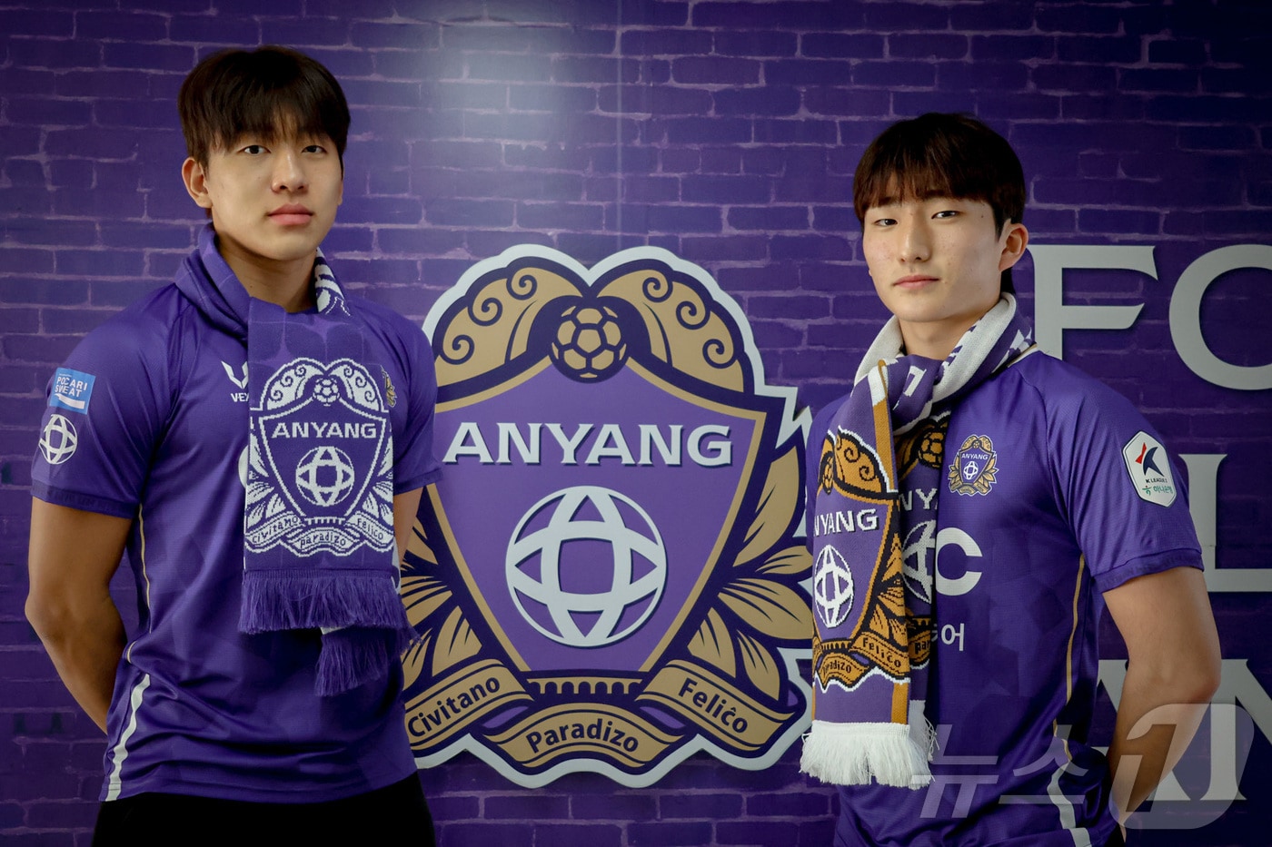 프로축구 K리그1 승격에 성공한 FC안양이 대학 신인 선수 김지훈&#40;왼쪽&#41;, 장정우&#40;오른쪽&#41;를 영입했다.&#40;FC안양 제공&#41;/