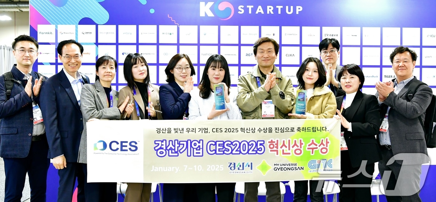 조현일 경산시장이 8일 미국 라스베이거스에서 열리고 있는 &#39;CES 2025&#39;에 참가한 지역 기업 관계자들과 기념사진을 찍고 있다. &#40;경산시 제공&#41; 2025.1.8/뉴스1 ⓒ News1 정우용 기자