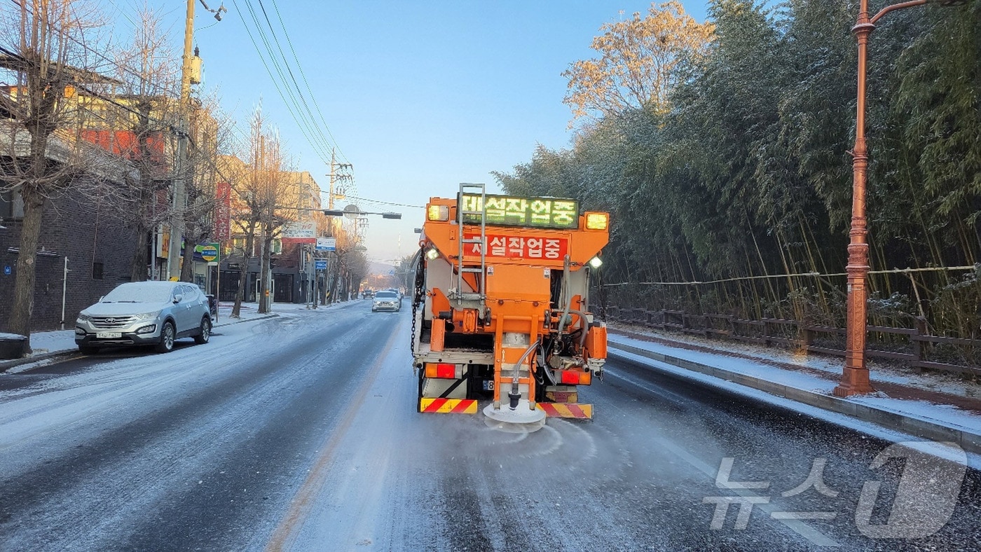 진주시가 8일 내린 눈의 제설작업을 하고 있다&#40;진주시 제공&#41;. 2025.1.8