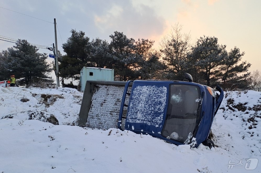 8일 오후 5시 2분께 전북자치도 김제시 만경읍 한 도로에서 1톤 트럭과 승용차가 충돌했다.(전북소방 제공) 2025.1.9/뉴스1