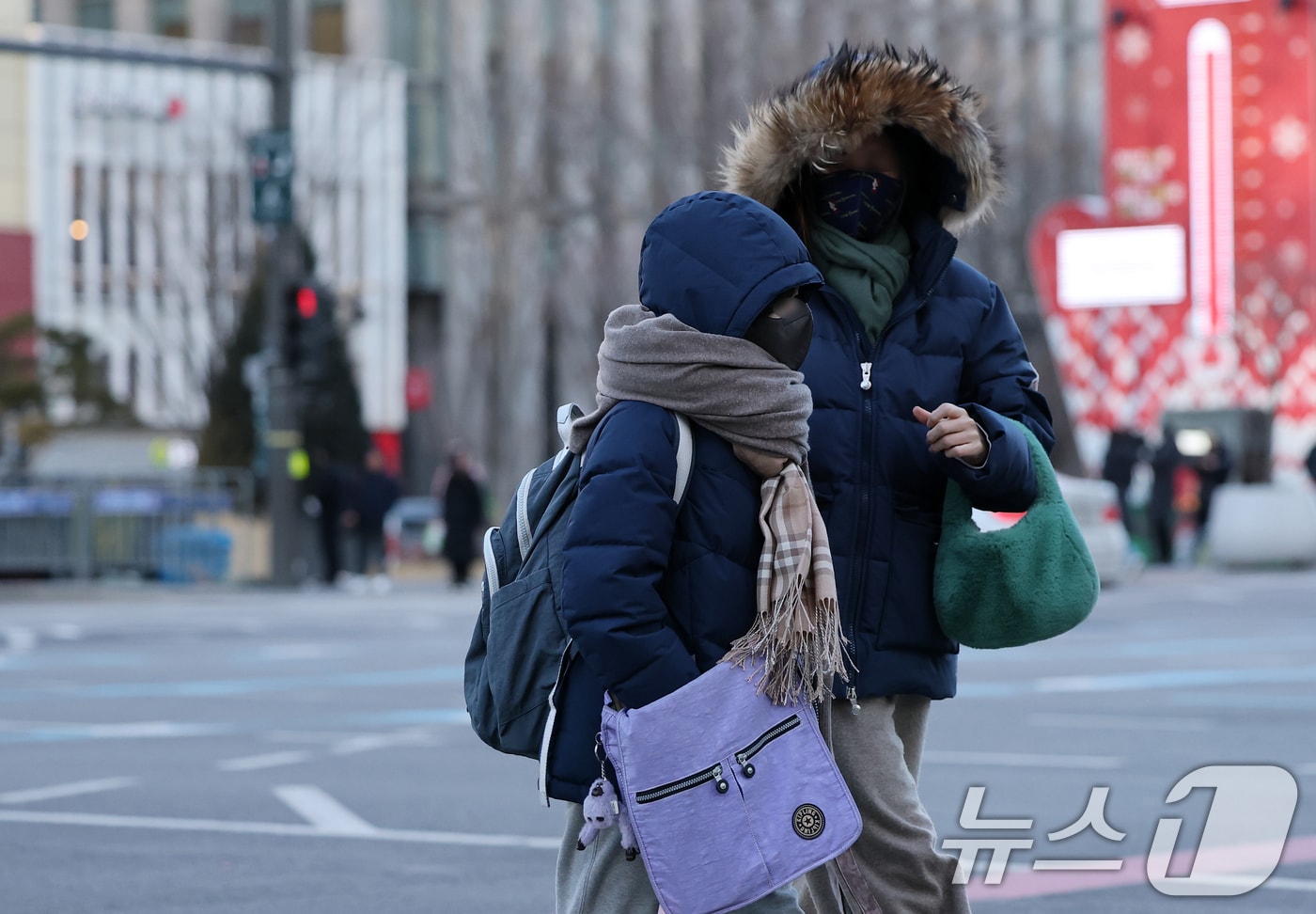 서울을 비롯한 수도권 전역에 올 겨울 첫 한파주의보가 발효된 9일 오전 서울 종로구 광화문네거리에서 시민들이 잔뜩 몸을 음츠린 채 횡단보도를 건너고 있다. 2025.1.9/뉴스1 ⓒ News1 오대일 기자