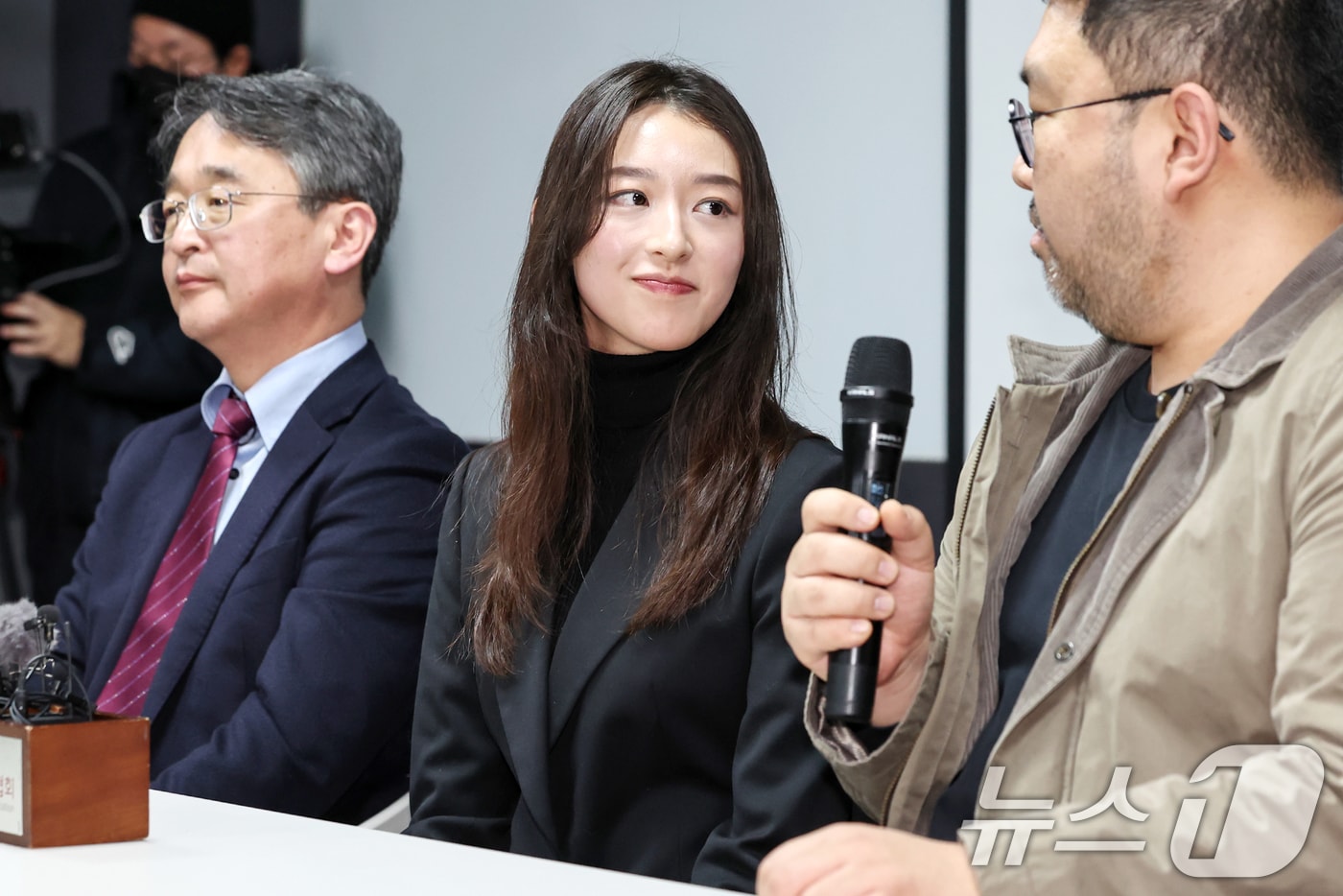 기독교복음선교회(JMS) 피해자 메이플 씨가 지난해 1월 9일 JMS 교주 정명석에 대한 대법원 선고(징역 17년)가 확정된 뒤 기자회견을 열고 소감을 밝히며 미소 짓고 있다. 2025.1.9 ⓒ 뉴스1 민경석 기자
