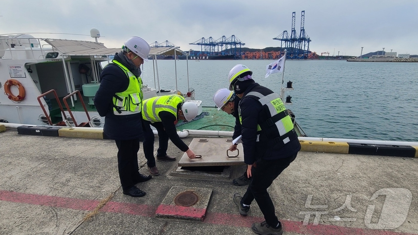부산항만공사 관계자가 신항 소형선부두 안전점검을 하고 있다(BPA제공)
