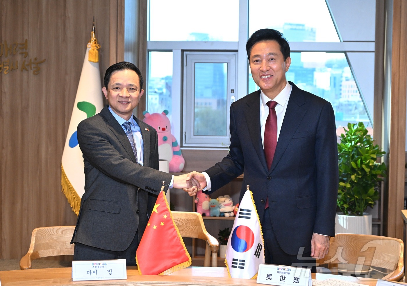 오세훈 시장(우측)과 다이 빙 신임 주한중국대사. (서울시 제공)ⓒ 뉴스1