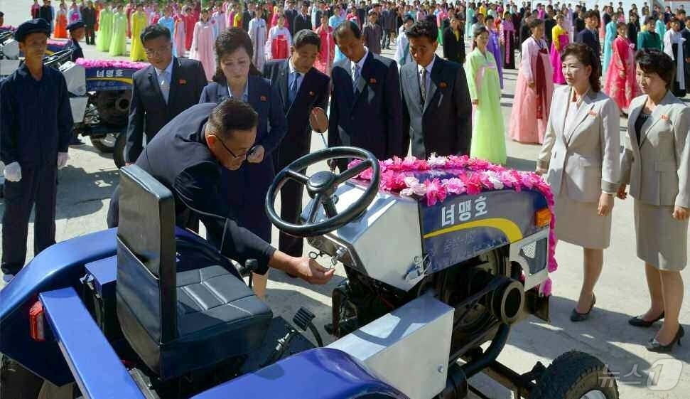 &#40;평양 노동신문=뉴스1&#41; = 북한 노동당 기관지 노동신문은 1일 전국 여맹조직들에서 당 창건 80주년을 맞아 소형 트랙터들을 마련해 안변군 월랑농장에 전달했다고 보도했다. [국내에서만 사용가능. 재배포 금지. DB 금지. For Use Only in the Republic of Korea. Redistribution Prohibited] rodongphoto@news1.kr