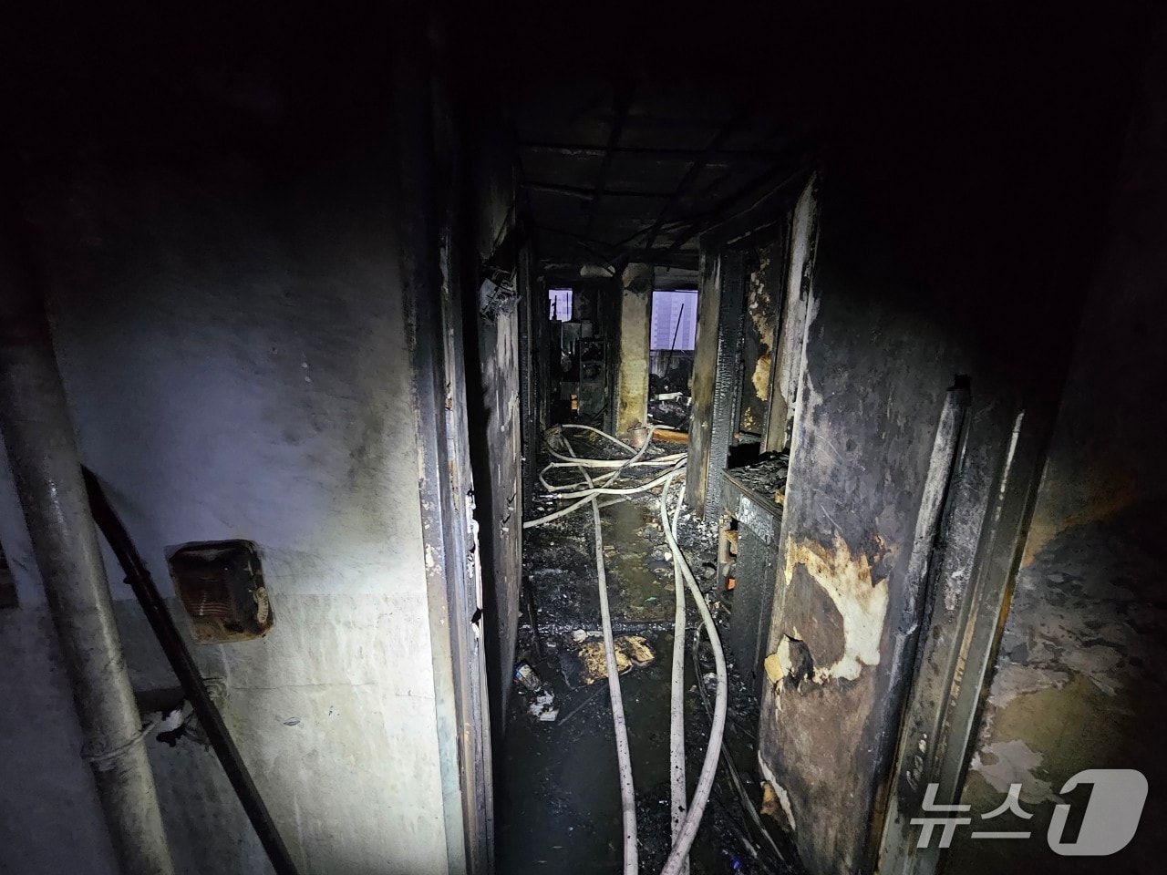 1일 오전 4시 23분께 화재가 발생한 경기 구리시 교문동의 아파트의 화재 진화 후 모습. (경기북부소방재난본부 제공, 재판매 및 DB금지)