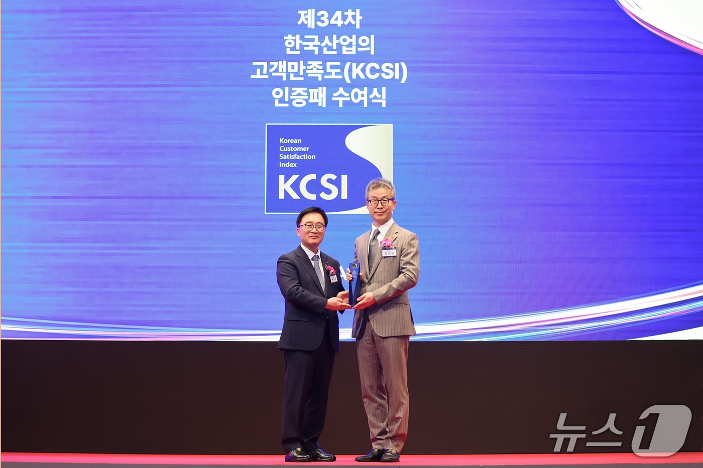 지난달 30일 서울 중구 소재 호텔신라에서 열린 2025년 한국산업의고객만족도(KCSI) 인증패 수여식에서 최진환 롯데렌탈 대표이사(오른쪽)와 한수희 한국능률협회컨설팅(KMAC) 대표이사가 기념 사진을 촬영했다(롯데렌탈 제공). 2025.09.30.