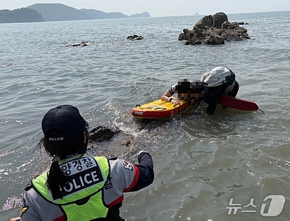 갯바위 고립자 구조 모습(해양경찰청 제공.재판매 및 DB금지)