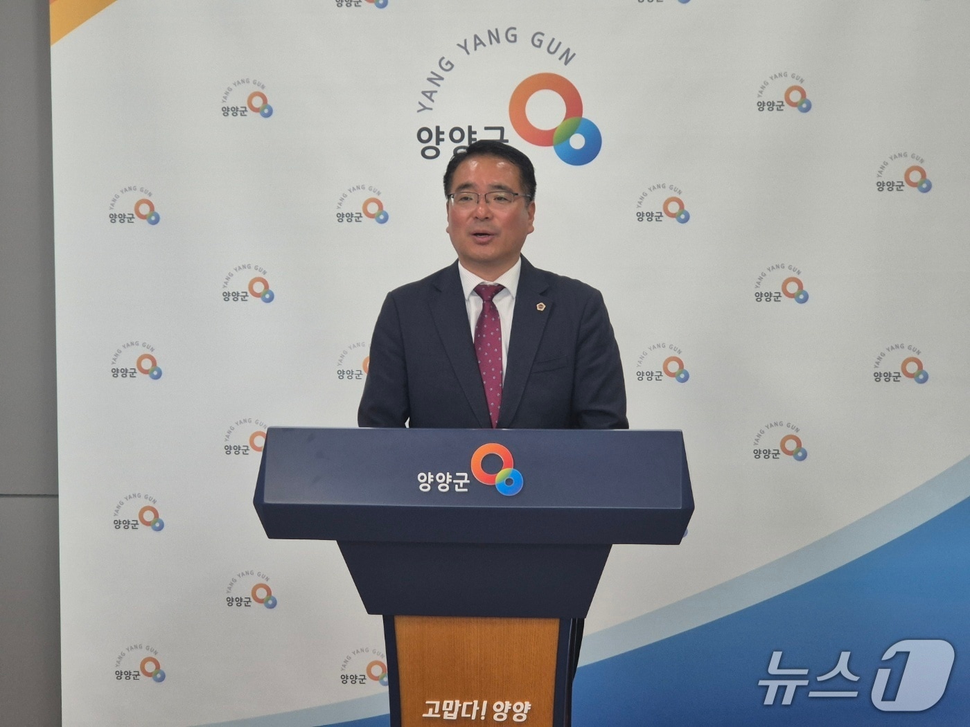 진종호 강원도의원이 1일 양양군청 기자실에서 기자회견을 갖고 내년 9회 전국동시지방선거 양양군수 출마 의사를 밝히고 있다. 2025.10.1/뉴스1 윤왕근 기자