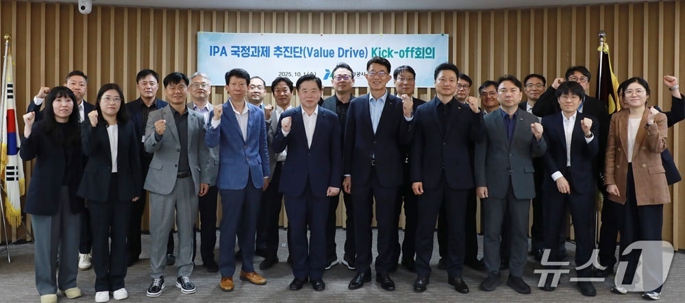 인천항만공사 임원 및 전 부서장들이 기념촬영을 하고 있다. (인천항만공사 제공.재판매 및 DB금지)