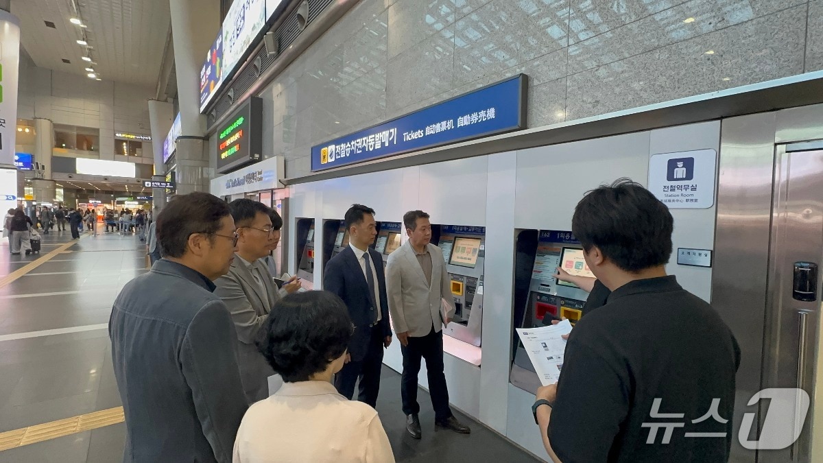 한국철도공사(코레일)가 1일 한국장애인단체총연맹와 대한노인회 관계자를 초청해 ‘광역철도 교통약자 이동편의 개선을 위한 간담회’를 개최하고, 용산역 편의시설 등을 이용자 관점에서 점검하고 있다. (코레일 제공.재판매 및 DB금지)/뉴스1