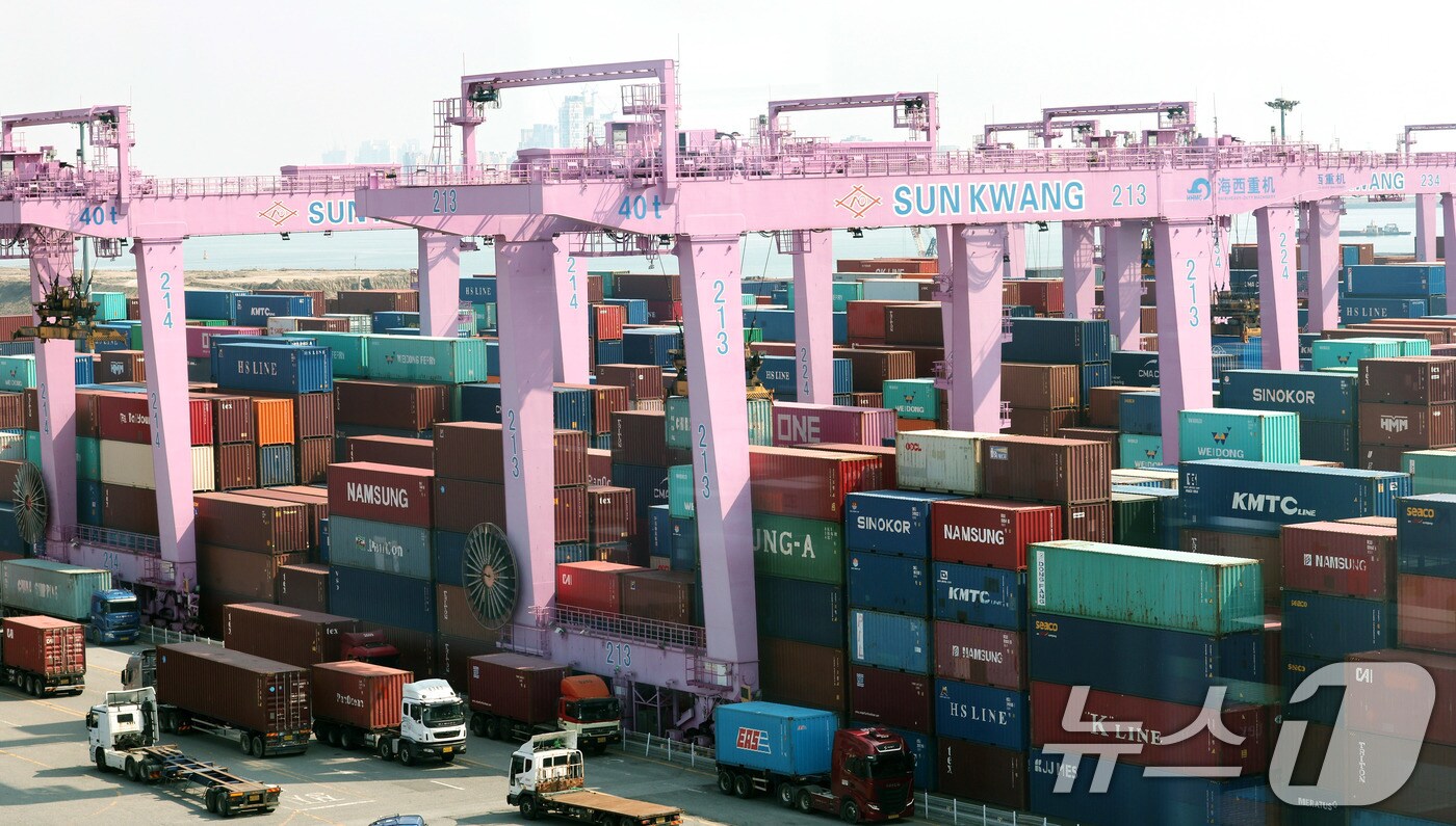  인천신항 컨테이너 터미널에 수출입 컨테이너가 쌓여 있는 모습. 2025.10.1/뉴스1 ⓒ News1 박지혜 기자