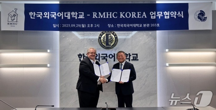 제프리 존스 RHMC Korea 회장과 박정운 한국외대 총장(오른쪽)이 지난달 29일 한국외대에서 인재 양성과 사회공헌을 위한 업무협약을 맺고 기념촬영을 하고 있다.(한국외대 제공)