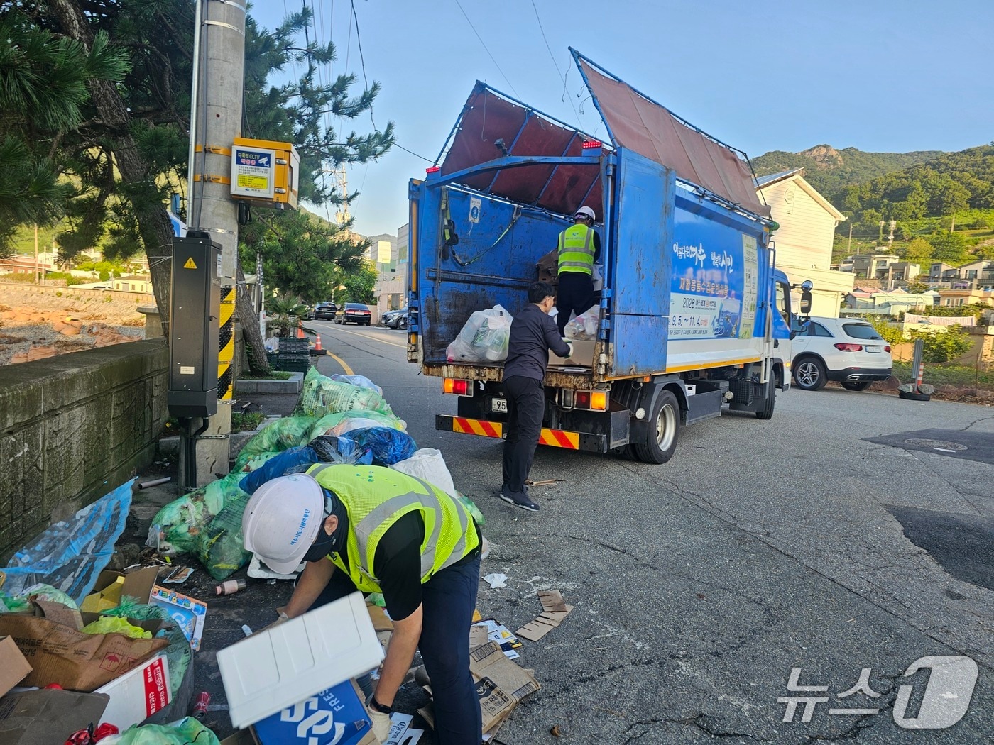 생활 쓰레기 수거 모습.&#40;전남도 제공. 재판매 및 DB금지&#41;2025.10.1/뉴스1