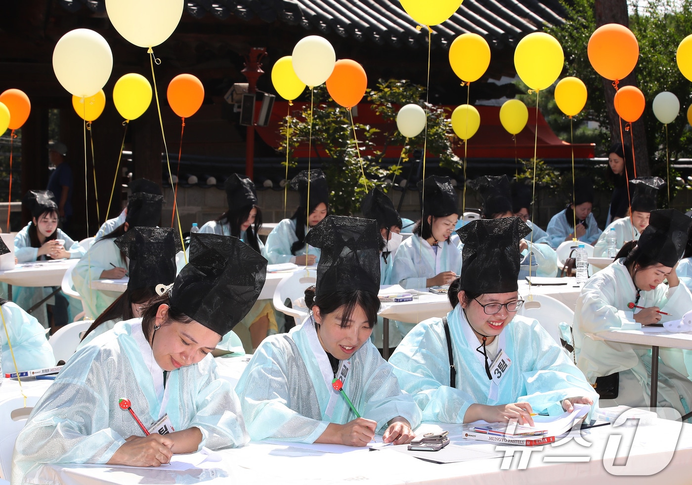 1일 오전 대구 달서구 병암서원에서 열린 '제579돌 한글날 기념 다문화 한글 백일장'에 참가한 다문화 가족과 외국인, 지역 주민 등이 수필·시화·그림 부문으로 나눠 실력을 겨루고 있다. 2025.10.1/뉴스1 ⓒ News1 공정식 기자
