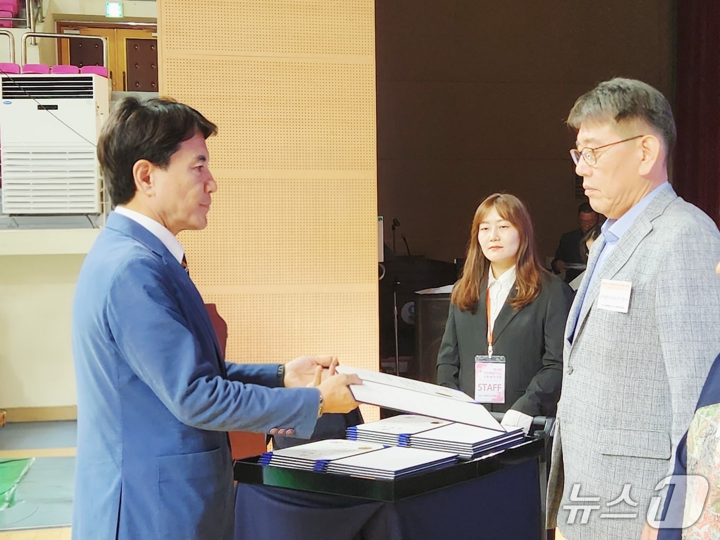 지난달 30일 천천 호반체육관에서 열린 강원도 사회복지대회에서 최윤 삼척블루파워 발전운영실장(사진 오른쪽)이 김진태 강원도지사에게 표창을 받고 있다.(삼척블루파워 제공, 재판매 및 DB 금지) 2025.10.1/뉴스1