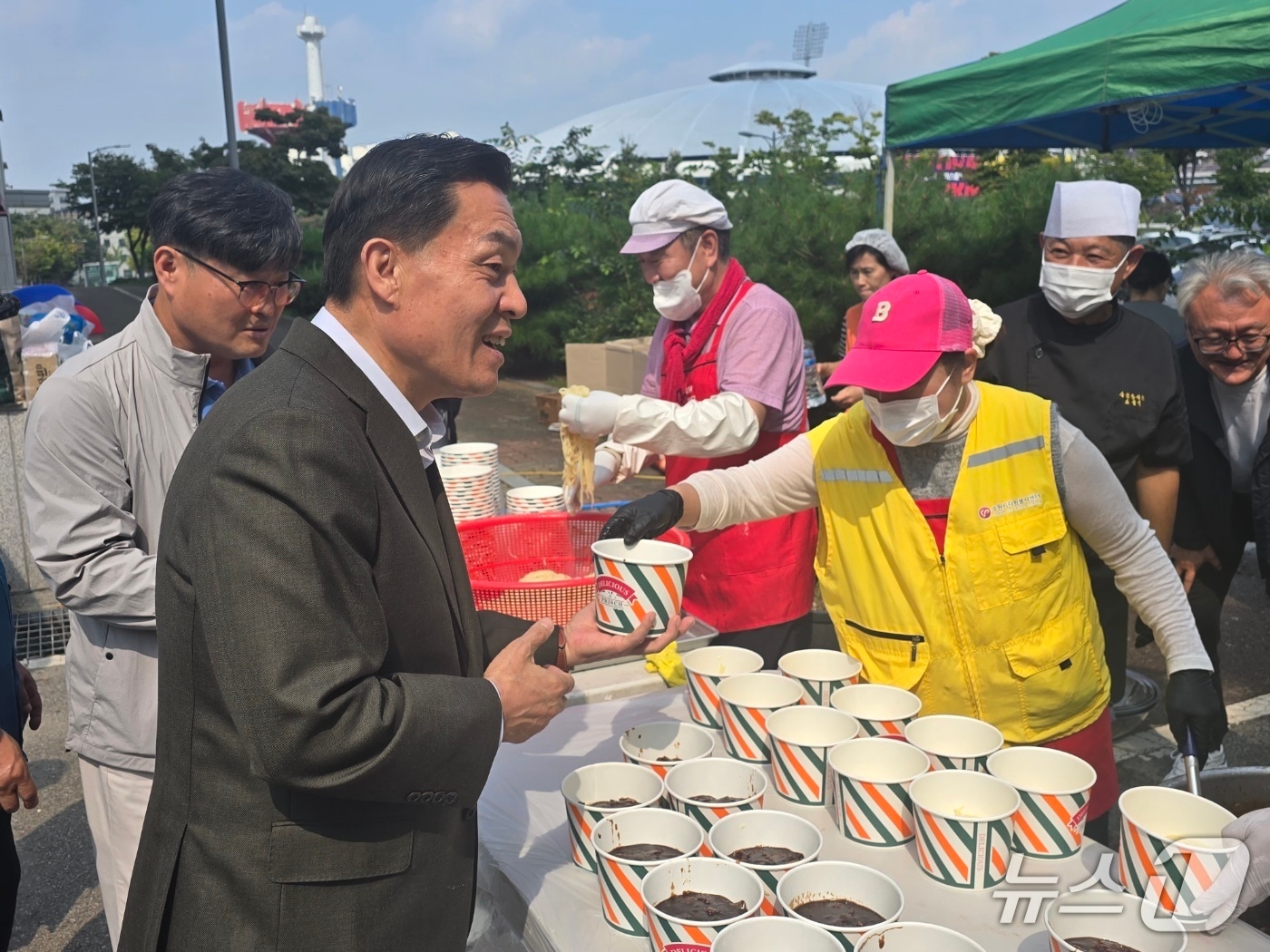 이재준 경기 수원특례시장이 1일 수원종합운동장에서 열린 '찾아가는 밥차' 행사에 참석해 봉사자들을 격려하고 있다. (수원시자원봉사센터 제공. 재판매 및 DB 금지) 2025.10.1/뉴스1