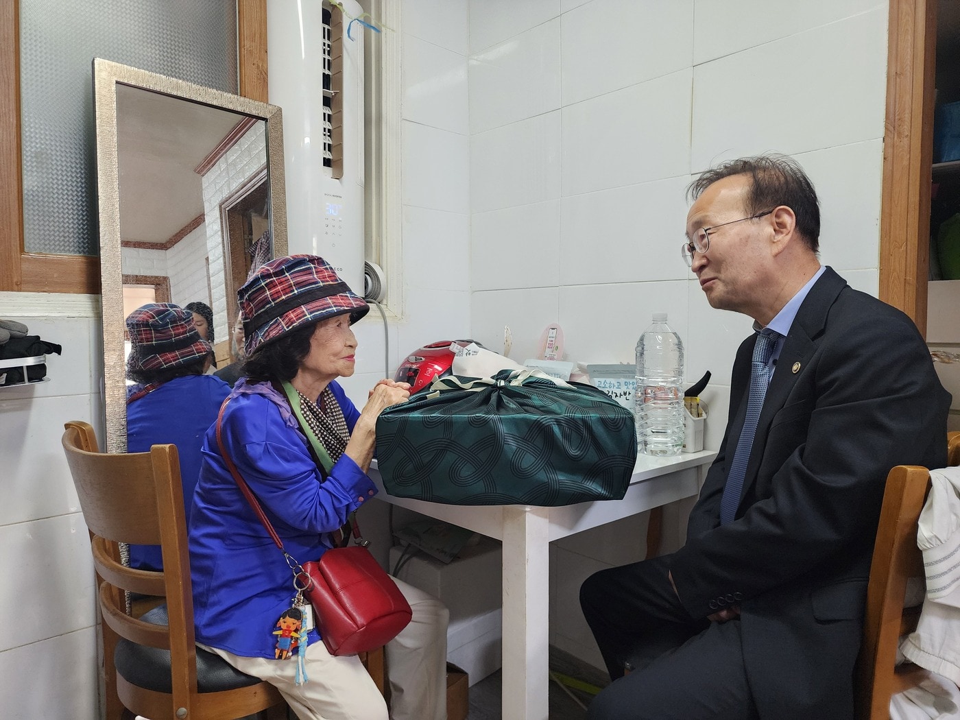 김남중 통일부 차관이 1일 추석 명절을 앞두고 이산가족 가정을 위로 방문했다. (통일부 제공)