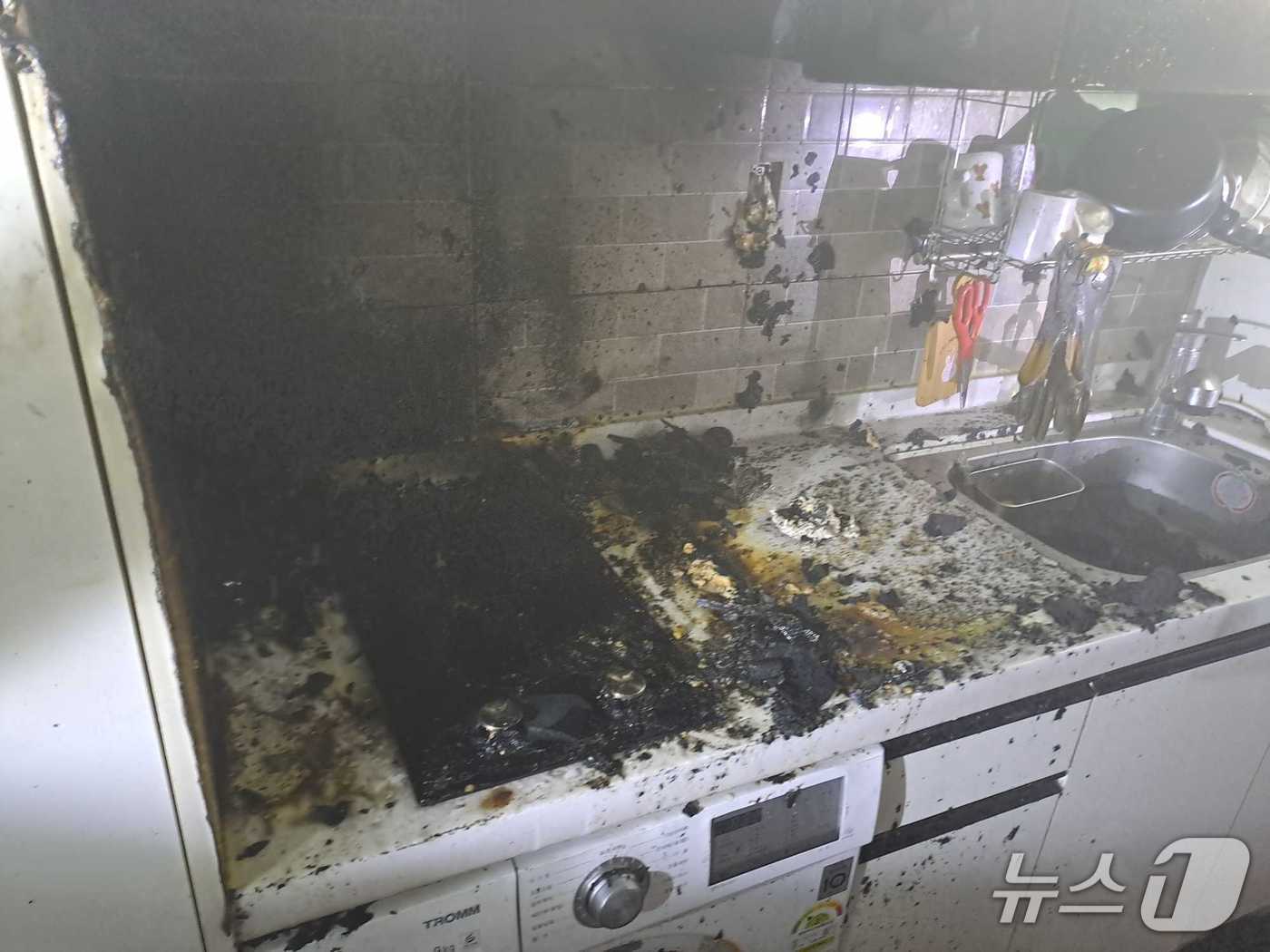 강원 강릉 포남동 공동주택 화재 현장.(강원도소방본부 제공, 재판매 및 DB금지)