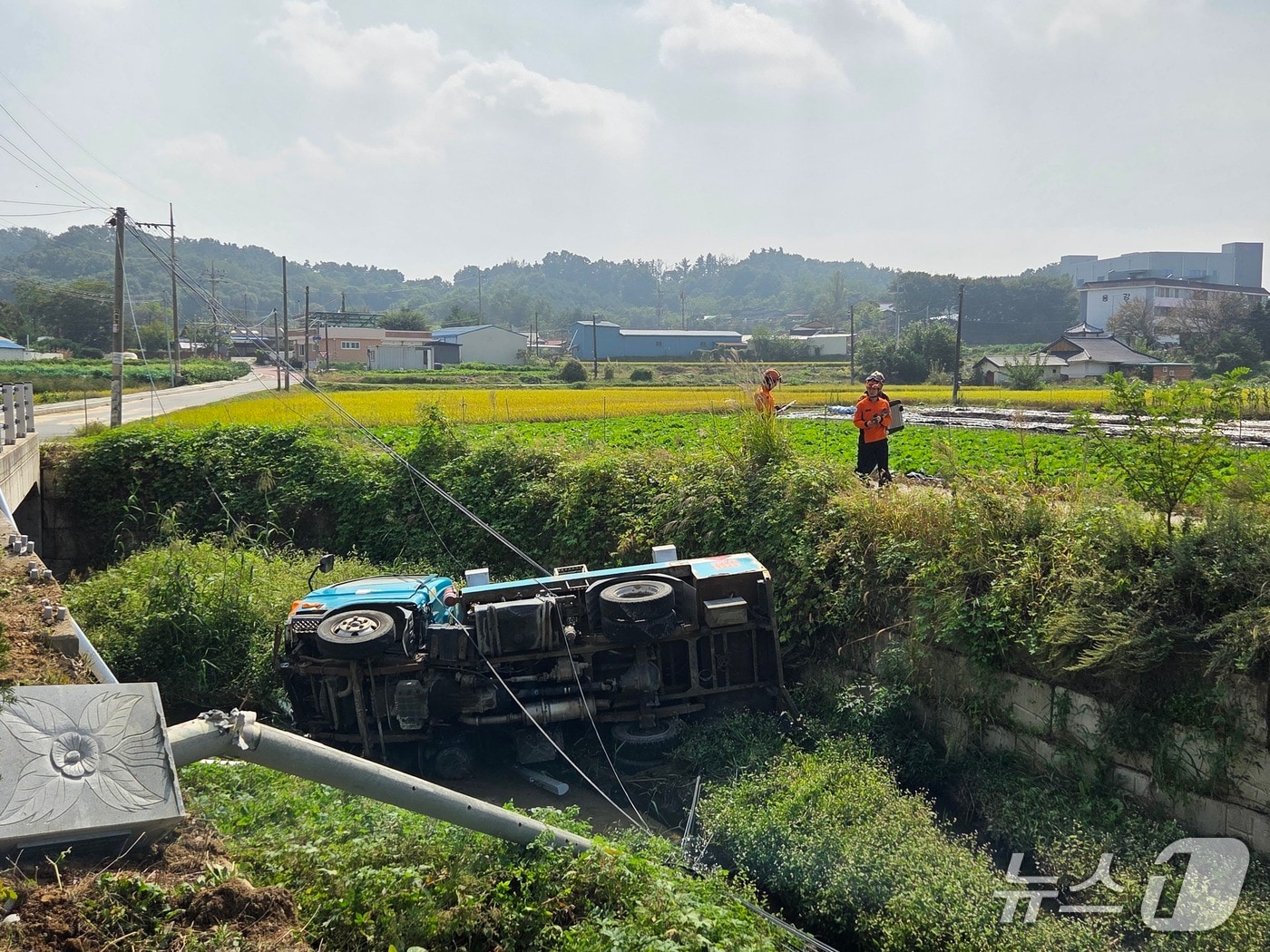 1일 낮 12시 54분쯤 충북 증평군 증평읍 한 도로를 달리던 2.5톤짜리 탱크로리가 도로 옆 2m 아래 하천변으로 추락해 운전자가 치료를 받고 있다.(증평소방서 제공. 재판매 및 DB금지)/뉴스1